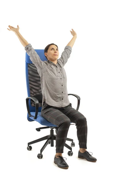 坐在办公椅上做动作的妇女 — 图库照片