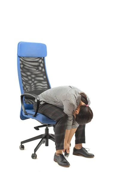 Žena Která Dělá Cvičení Zatímco Ona Sedí Kancelářskou Židli Isol — Stock fotografie