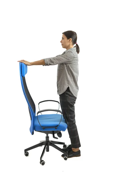 Frau Die Seinen Ergonomischen Stuhl Büro Einstellt — Stockfoto