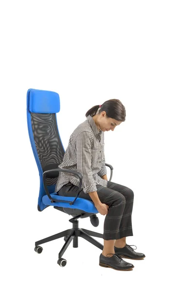 Mulher Que Ajusta Sua Cadeira Ergonômica Escritório — Fotografia de Stock