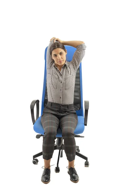 Mujer Haciendo Movimientos Esparcidos Mientras Ella Está Sentada Oficina — Foto de Stock