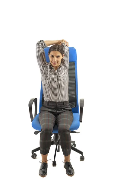 Γυναίκα Κάνει Streching Κινείται Ενώ Κάθεται Στο Γραφείο — Φωτογραφία Αρχείου