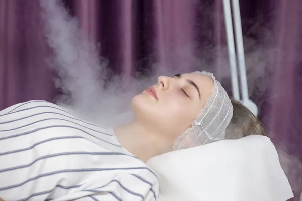 Tratamento Beleza Rosto Feminino Jovem Vapor Facial Ozônio — Fotografia de Stock