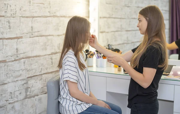 Sanatçı Makyaj Makyaj Güzellik Salonu Içinde Bir Kıza Veriyor — Stok fotoğraf