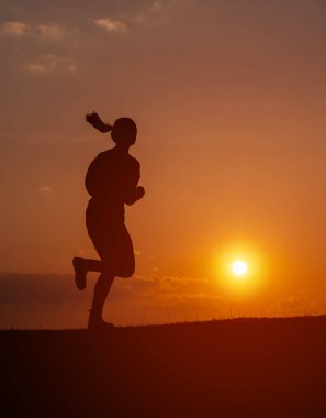 sunrise çalışan kıza silüeti.