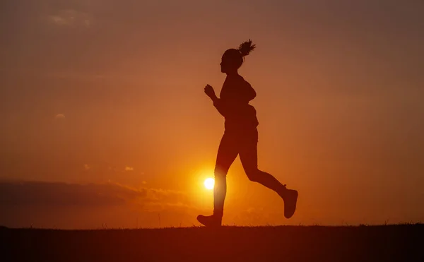 Silhueta Menina Que Corre Nascer Sol — Fotografia de Stock