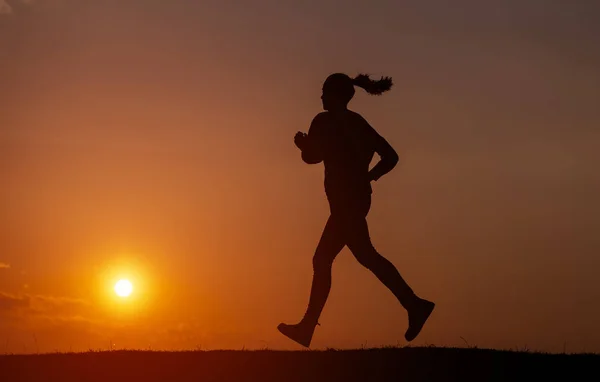 Silueta Chica Corriendo Amanecer — Foto de Stock