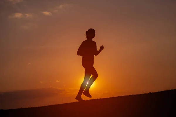 Silueta Chica Corriendo Amanecer — Foto de Stock