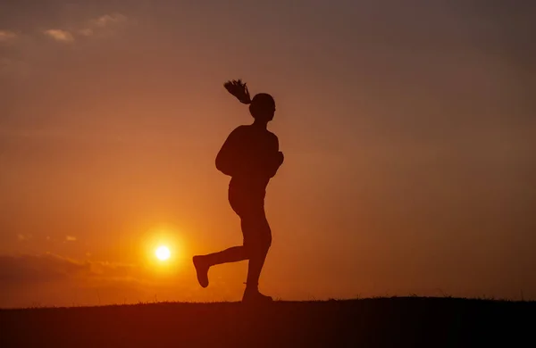 Σιλουέτα Της Τρέχοντας Κοπέλας Την Ανατολή — Φωτογραφία Αρχείου