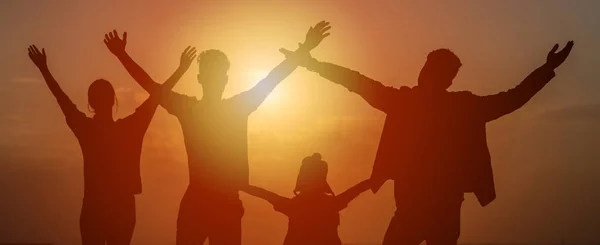 Ομάδα Των Εφήβων Και Παιδί Αισθάνεται Ελεύθερο Στο Ηλιοβασίλεμα — Φωτογραφία Αρχείου