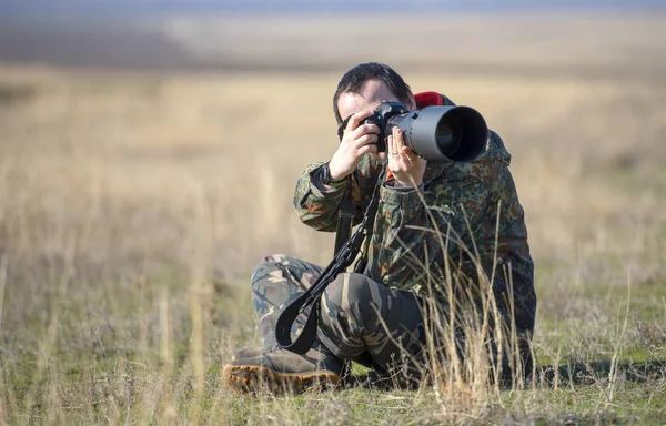 Wildlife, nature man photographer in camouflage outfit shooting, — Stock Photo, Image