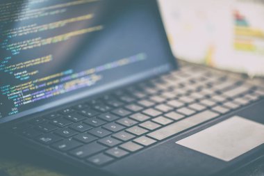 Ekranda kodlama, html kodlama ve programlama ekran laptop, web geliştirme, geliştirici portre