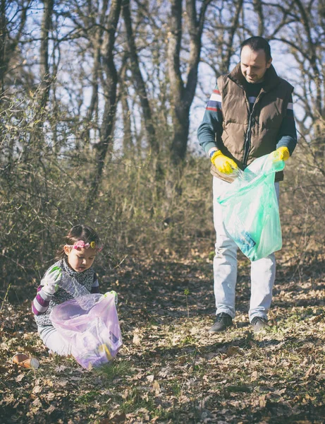 Vater Und Tochter Sammeln Müll Park — Stockfoto