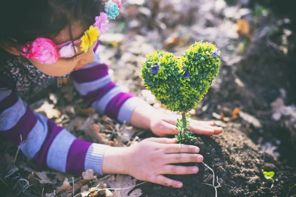 Vacker Liten Flicka Plantera Ett Träd Med Hjärtformade Och Drömmer — Stockfoto