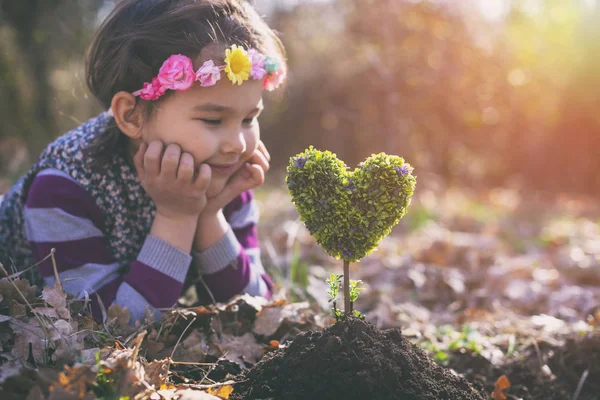 Krásná Holčička Výsadba Stromu Tvaru Srdce Sní Krásné Budoucnosti — Stock fotografie