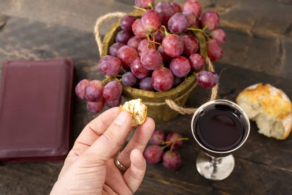 Man brödet, med vin, druvor och Bibeln i backg — Stockfoto