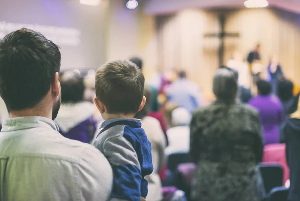 Padre Con Hijo Participar Adoración Congregación Cristiana —  Fotos de Stock