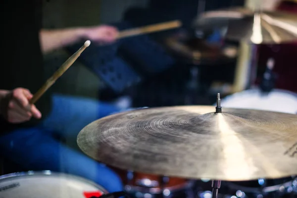 Professional drum set closeup. Man drummer with drumsticks playi — Stock Photo, Image