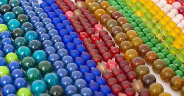 Karışık renkler doğal taşlar veya cam mermerlerden yapılmış yakın çekim boncuklar