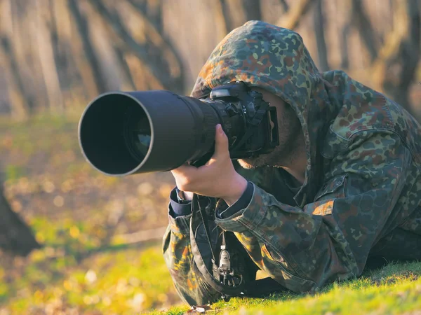 Wildlife Nature Man Photographer Camouflage Outfit Shooting Taking Pictures — Stock Photo, Image