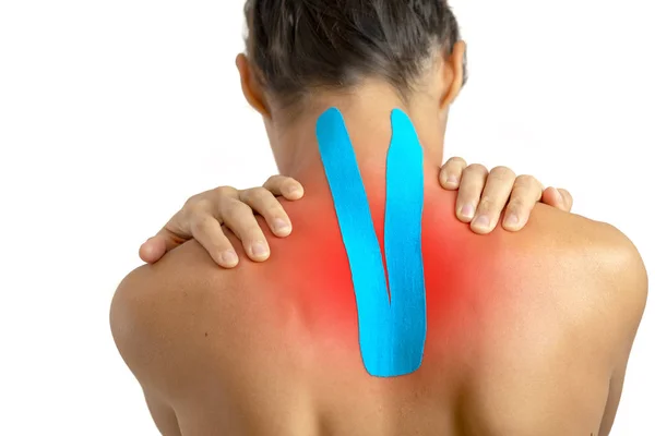 Weiblicher Rücken mit Physiotape auf weißem Hintergrund — Stockfoto