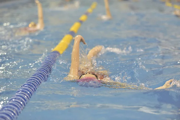 Νεαρό Κορίτσι Γυαλιά Και Καπάκι Κολύμπι Στην Πισίνα Μπλε Νερό — Φωτογραφία Αρχείου