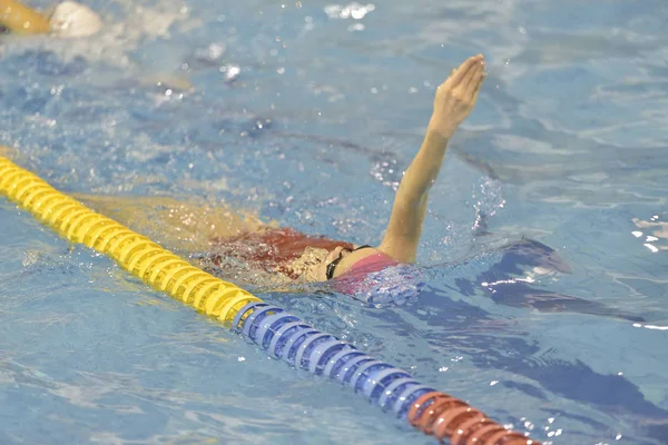 Junges Mädchen Schutzbrille Und Mütze Schwimmt Blauen Wasserbecken — Stockfoto