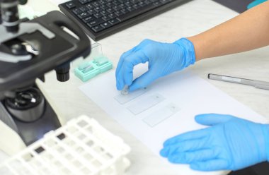 laboratuvarda mikroskop kullanan bilim adamı görüntüsü