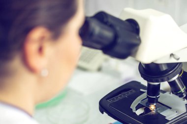 bilim laboratuvar mikroskop kullanarak resim kırpılmış