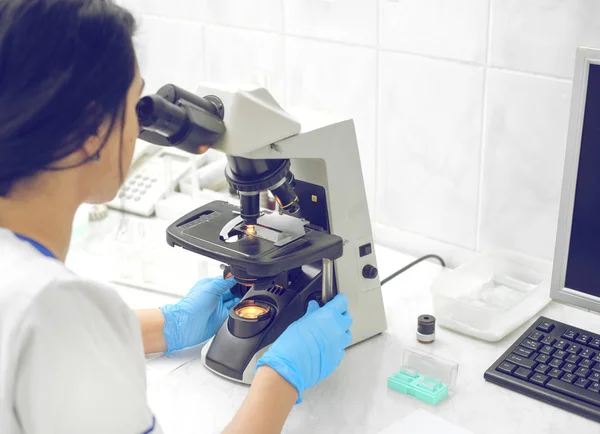 Imagen del científico utilizando el microscopio en el laboratorio — Foto de Stock