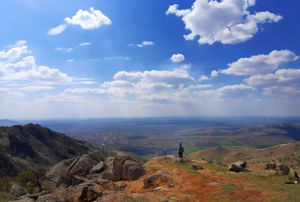 Mladá Žena Pěší Turistka Stojící Obdivující Pohled Vrchol Hory Výhledem — Stock fotografie