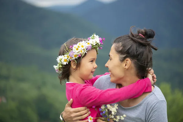 Lächelnde Mutter Und Kleine Tochter Über Die Natur Muttertag — Stockfoto