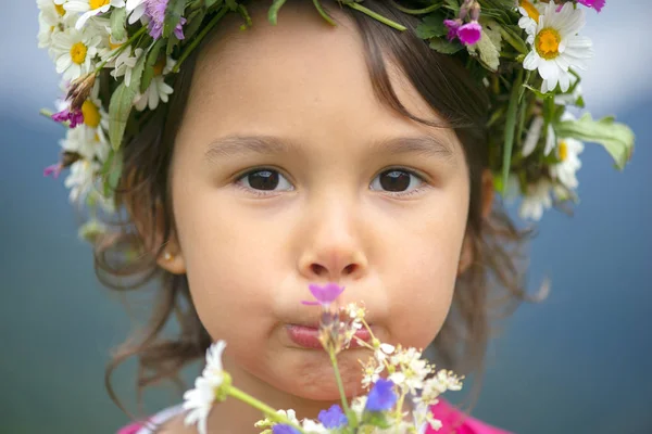 Menina Bonito Com Flor Coroa Sorrindo Divertindo Prado — Fotografia de Stock