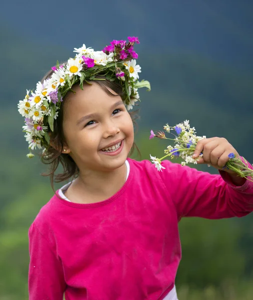 Cute Girl Kwiatów Korony Uśmiechem Zabawy Łące — Zdjęcie stockowe