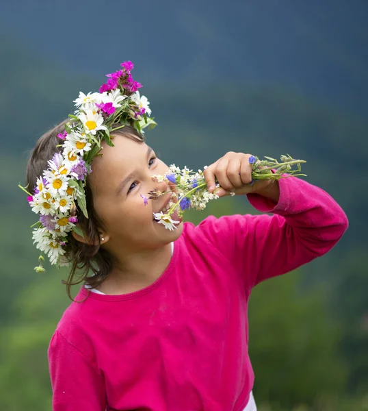 Linda Chica Con Corona Flores Sonriendo Divirtiéndose Prado —  Fotos de Stock