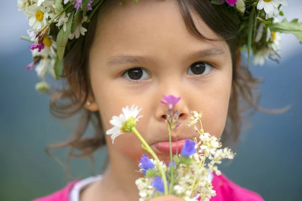 Menina Bonito Com Flor Coroa Sorrindo Divertindo Prado — Fotografia de Stock