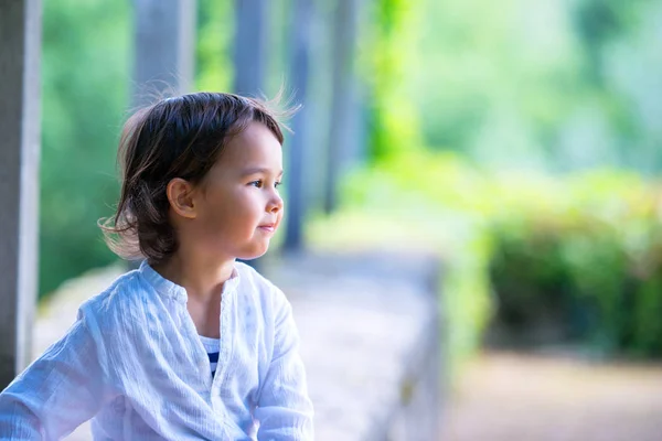 楽しみを持っている白いシャツを持つ小さな女の子 — ストック写真