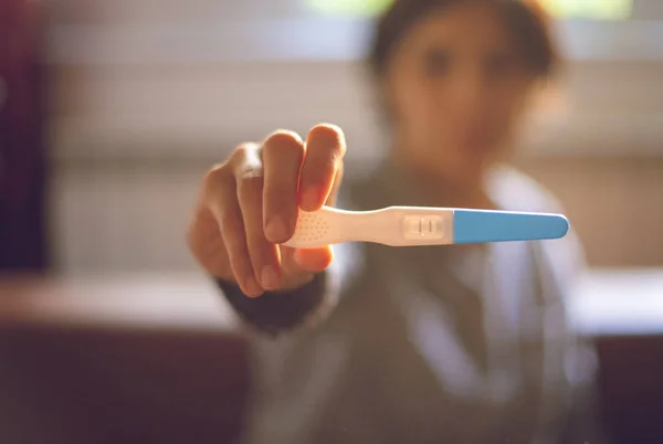 Een Vrouw Met Een Positieve Zwangerschapstest Close Van Handen Kit — Stockfoto