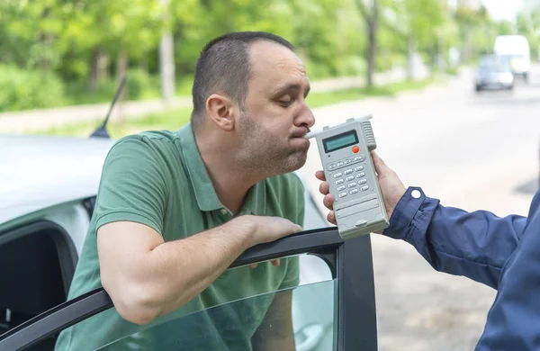 Fahrer Wegen Alkoholtest Mit Atemalkoholtest — Stockfoto