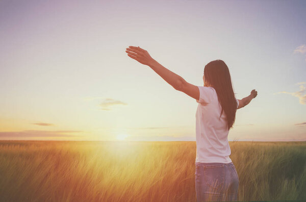 Женщина чувствует себя свободной в красивой естественной обстановке
.