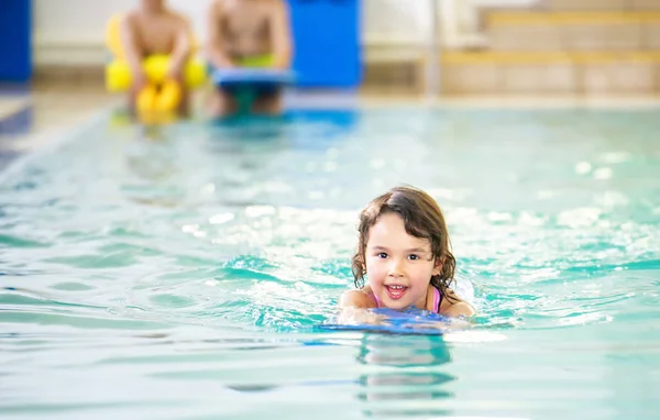 Lächelndes kleines Mädchen im Schwimmbad — Stockfoto