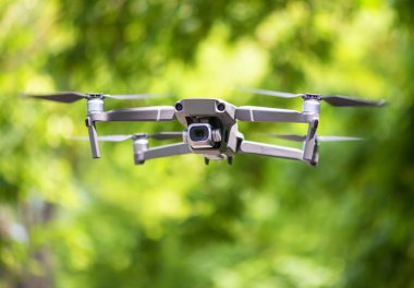 Bir forrest içinde uçan kamera ile Uçan drone, doğal arka plan