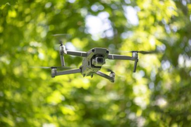 Bir forrest içinde uçan kamera ile Uçan drone, doğal arka plan