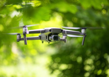 Bir forrest içinde uçan kamera ile Uçan drone, doğal arka plan
