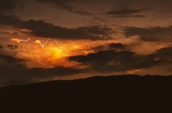 Bliksem Met Dramatische Wolken Beeld Nachtonweersbui — Stockfoto