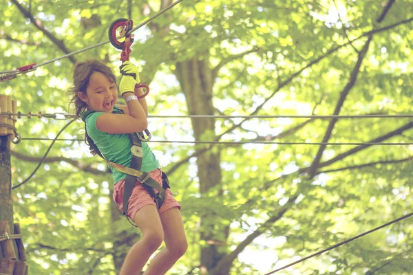 Happy Little Girl Linii Zip Między Drzewami — Zdjęcie stockowe