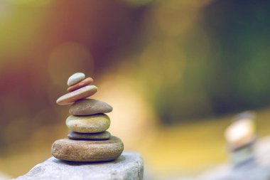 Çakıl taşı plajında bir yığın zen taşı