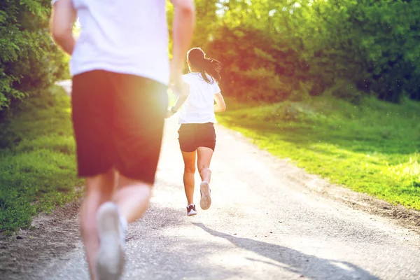 Fiatalok Jogging Gyakorlása Természetben Vissza Nézet — Stock Fotó