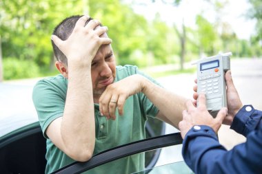 Sürücü breathalyzer kullanımı ile alkol içeriği için test tabi olması nedeniyle