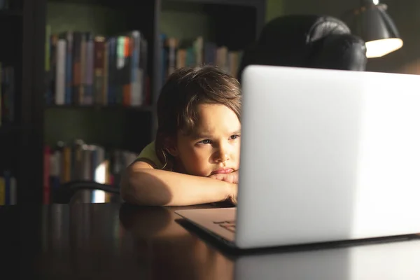 Ragazza Carina Che Lavora Computer Casa — Foto Stock